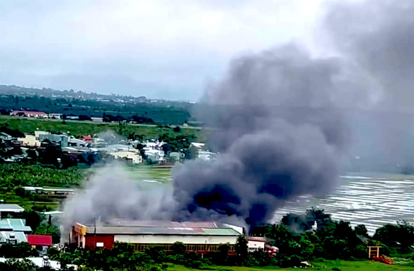 Cột khói cao cả trăm mét từ chùa Vạn Phật