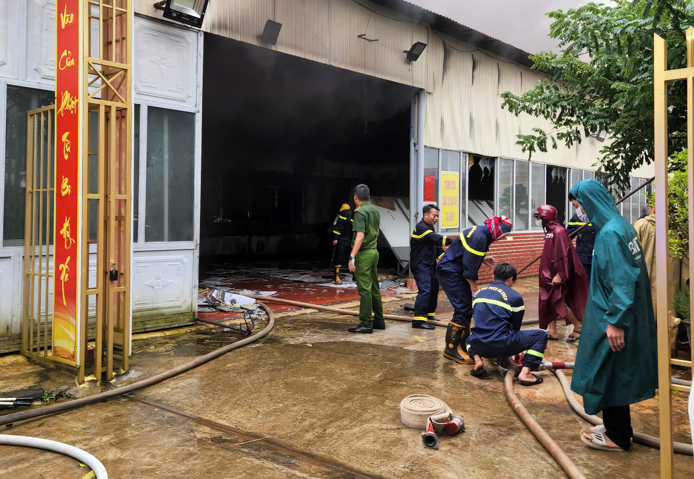 Lực lượng chữa cháy vào hiện trường