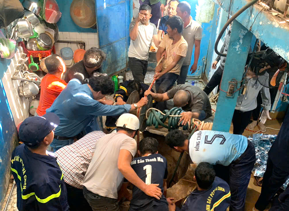 Lực lượng cứu hộ đưa người xuống cứu nạn nhân