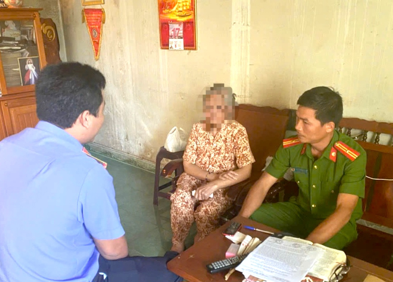 Công an huyện Sa Thầy cùng Viện KSND huyện đến nhà các đối tượng gửi thư kêu gọi đầu thú.