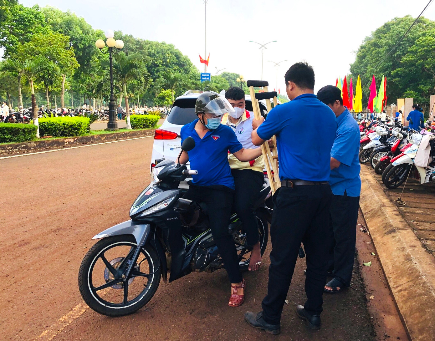 Thanh niên Huyện Đoàn Chư Păh chở một thí sinh bị đau chân tới điểm thi.