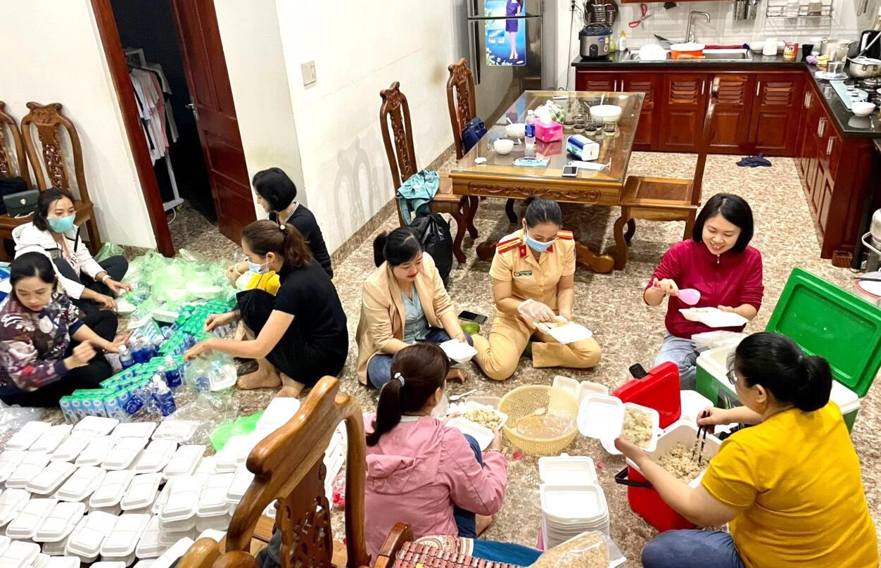 Nhiều suất ăn do Hội phụ nữ Công an tỉnh Gia Lai đảm nhận, gói ghém