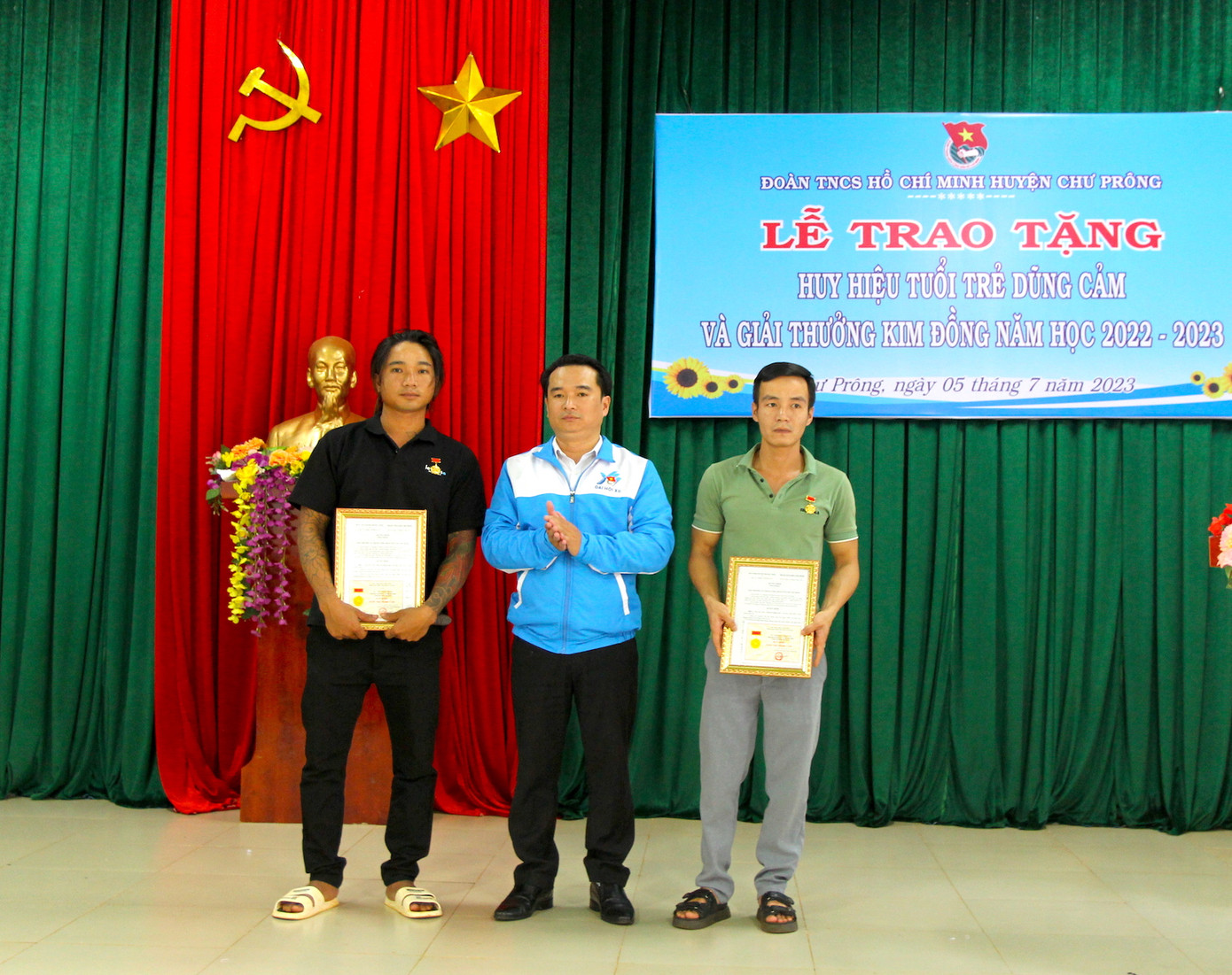 Anh Đỗ Duy Nam trao Huy hiệu Tuổi trẻ dũng cảm cho anh Huấn (áo đen) và anh Bá Anh Đỗ Duy Nam trao Huy hiệu Tuổi trẻ dũng cảm cho anh Huấn (áo đen) và anh Bá