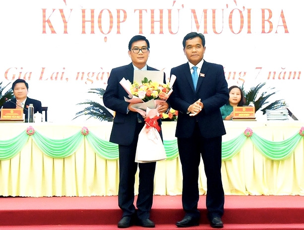 Bí thư Tỉnh uỷ Gia Lai Hồ Văn Niên tặng hoa chúc mừng ông Phạm Minh Trung. Ảnh: Đức Thụy