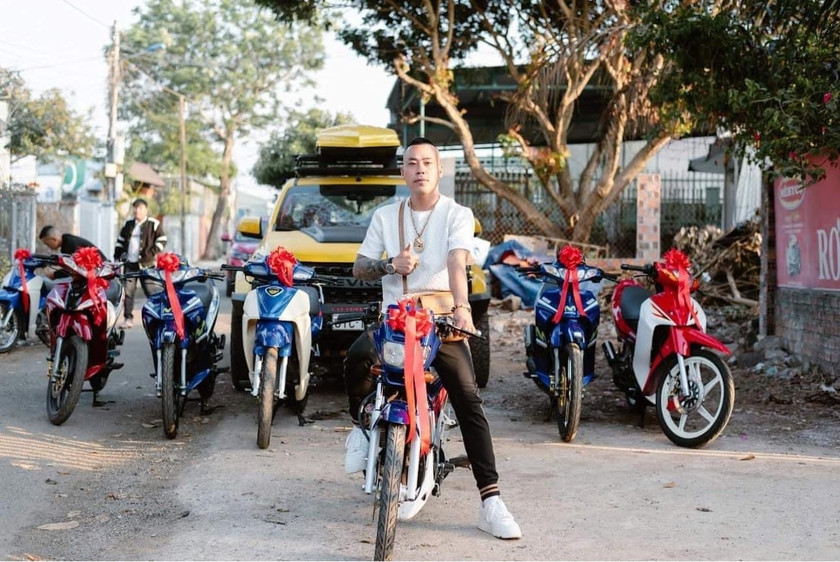 Thiện cùng một số xe máy của mình. Ảnh: Công an tỉnh Gia Lai cung cấp.