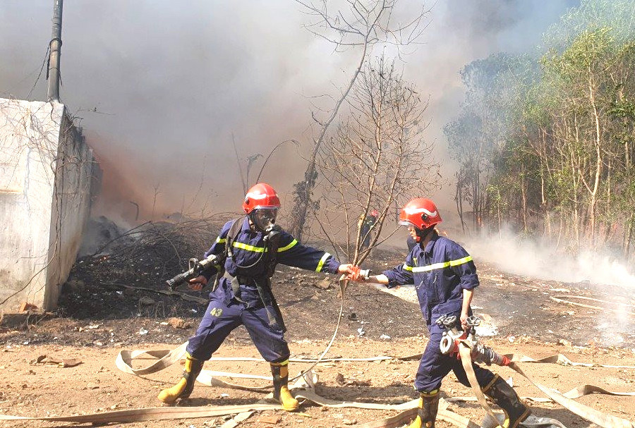 Các chiến sỹ phòng chống chữa cháy làm nhiệm vụ