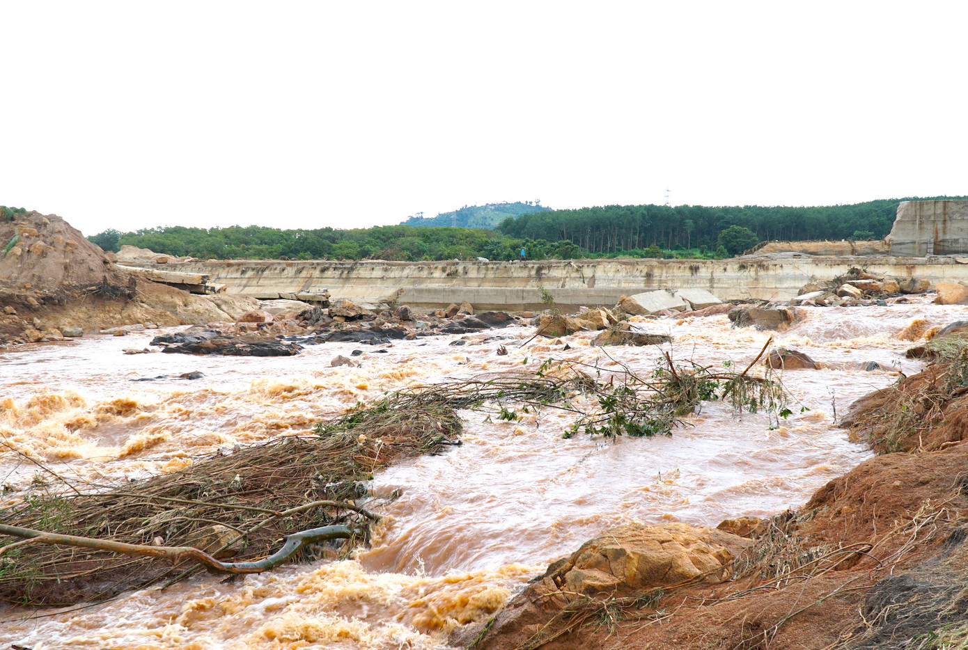 Công trình thủy điện Ia Glae 2 bị vỡ phần đập dẫn nước