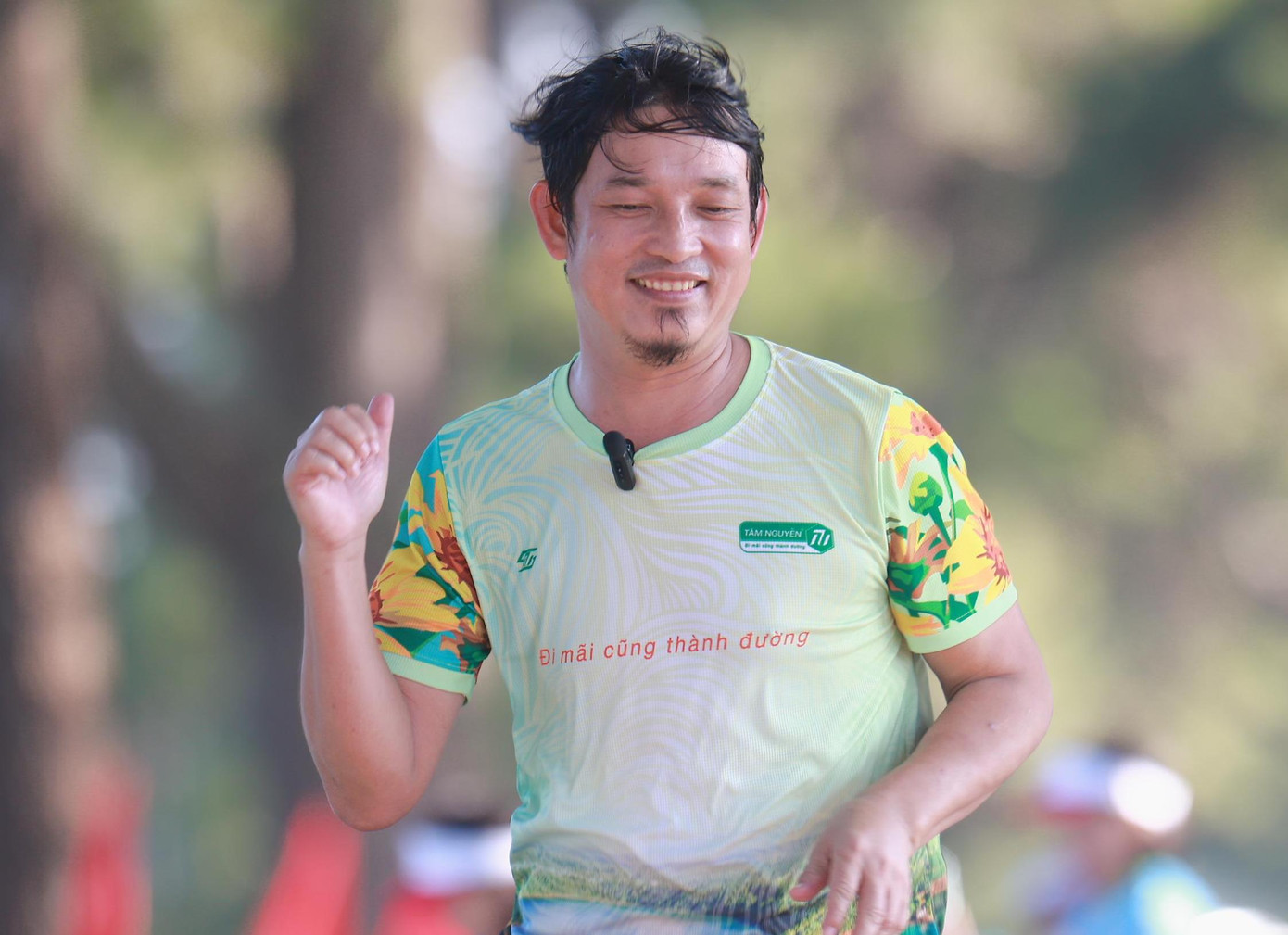 Hàng thông cổ thụ che mát cho vận động viên khi về đích. Ảnh: Bi Ly