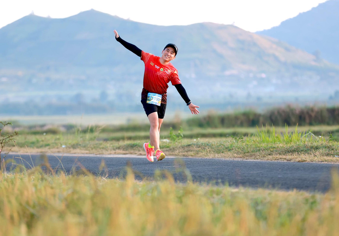 Vận động viên tạo dáng trên cung đường chạy đậm chất Tây Nguyên. Ảnh: Bi Ly