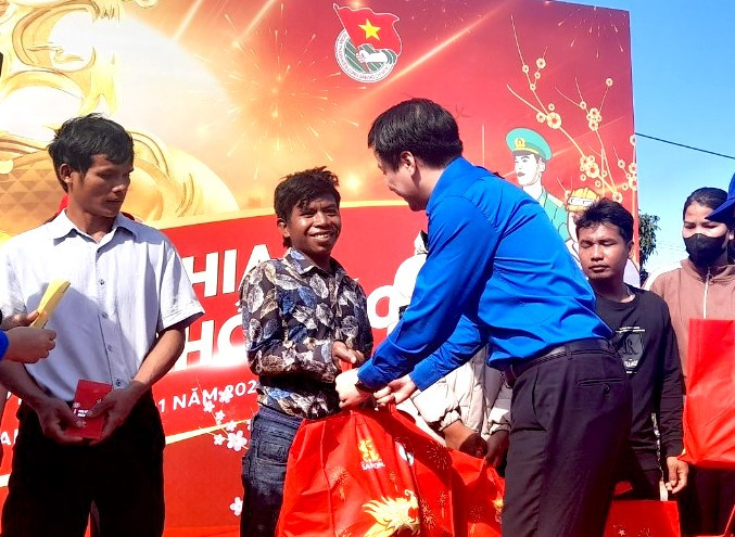 Bí thư T.Ư Đoàn Ngô Văn Cương và chị Hà Thị Giang Thảo - Bí thư Tỉnh Đoàn Gia Lai trao quà cho người dân xã vùng biên Ia Chía