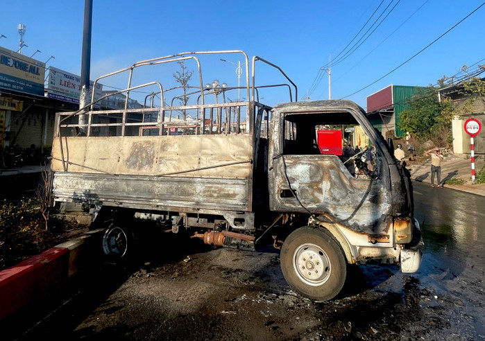 Xe tải bị ngọn lửa thiêu rụi Xe tải bị ngọn lửa thiêu rụi