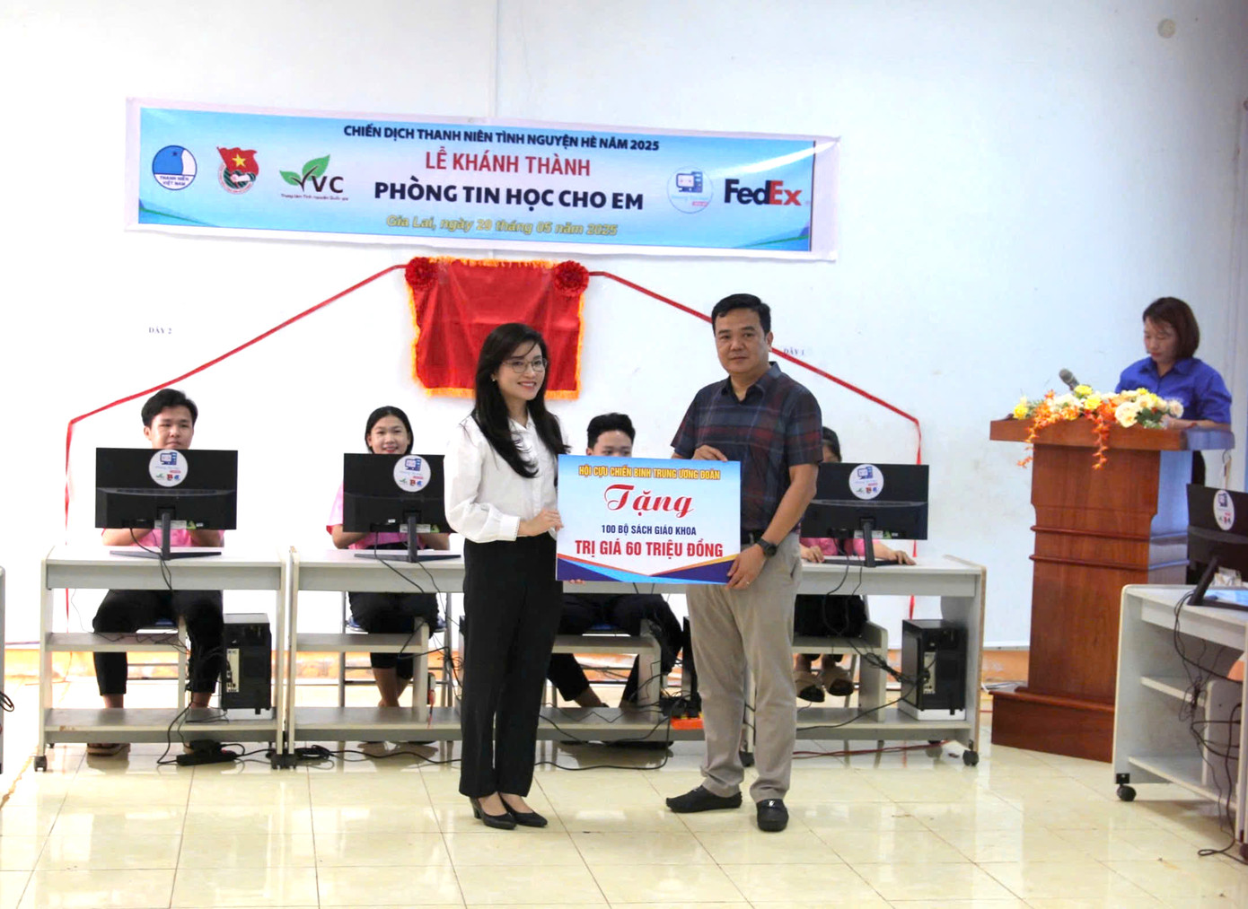 Thạc sĩ Bùi Quang Vinh nhận 100 bộ sách trị giá 60 triệu đồng