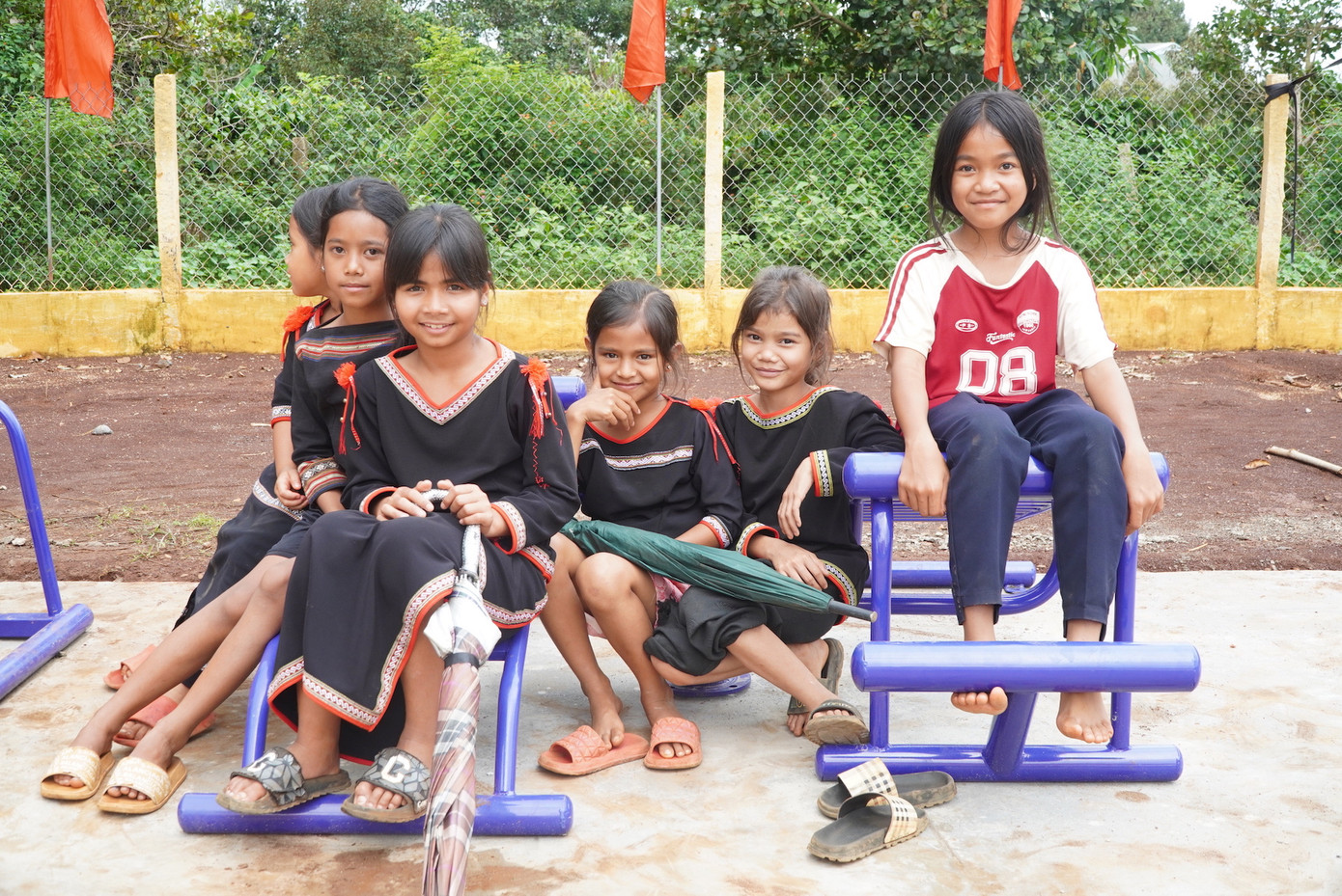 Các em nhỏ xã Ia Ka thích thú với các công trình mà Trung ương Đoàn trao tặng