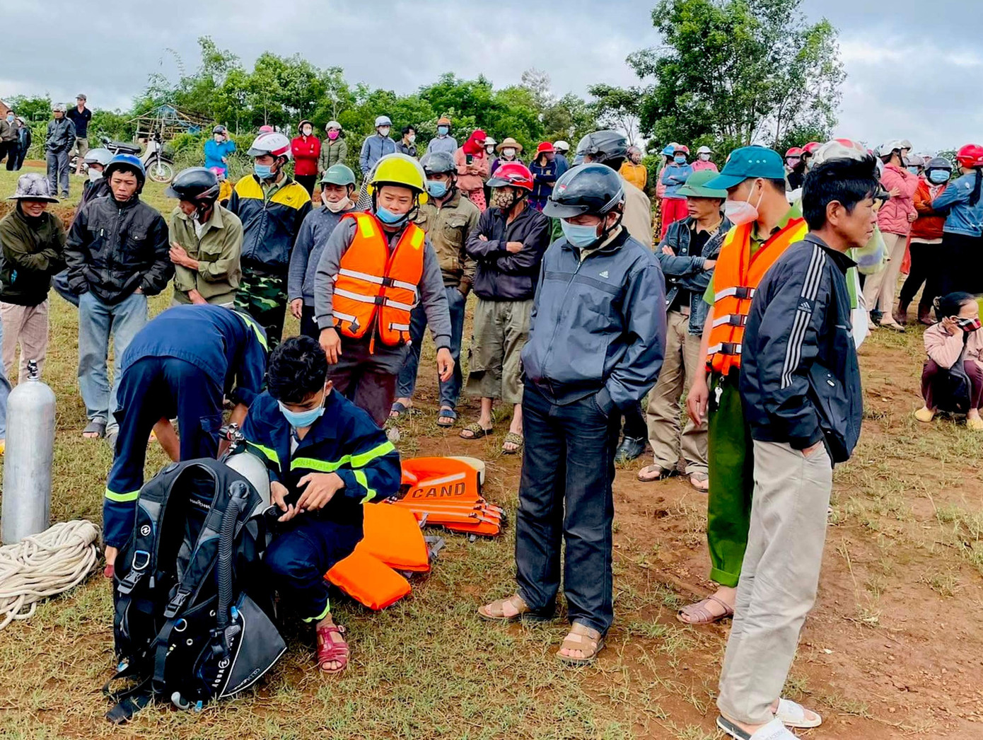 Các thợ lặn của Đội Cảnh sát Chữa cháy và Cứu nạn cứu hộ khu vực An Khê làm nhiệm vụ