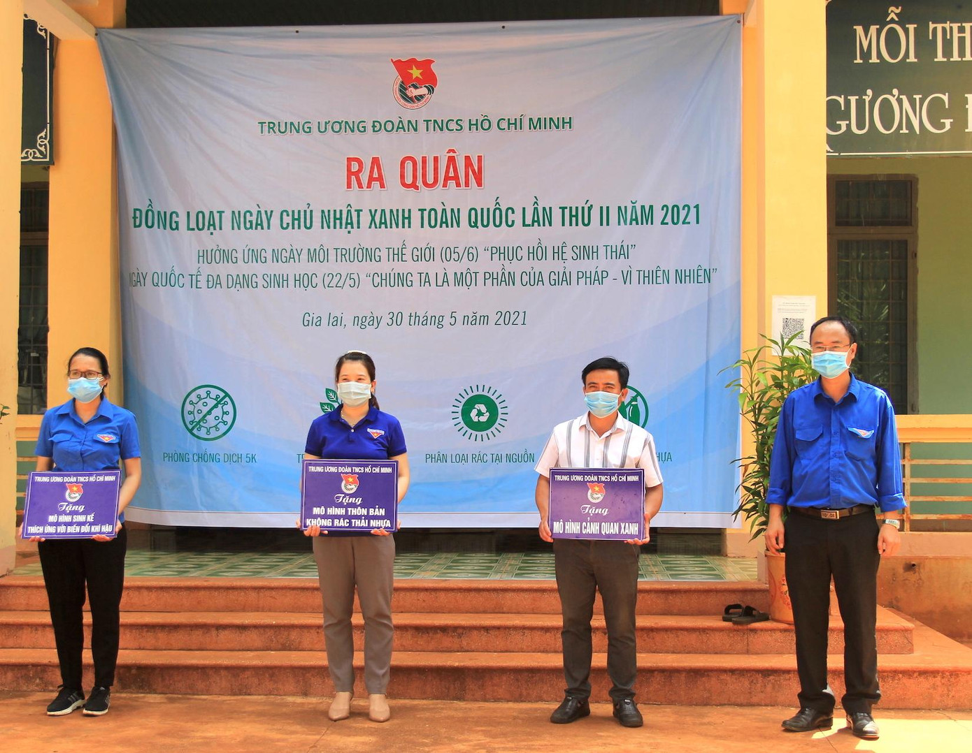 Phó Bí thư Tỉnh đoàn Gia Lai Phan Hồ Giang trao mô hình sinh kế thích ứng với biến đổi khí hậu, mô hình cảnh quan xanh, mô hình thôn bản không rác thải nhựa của Trung ương Đoàn cho thanh niên xã Ia Ga, huyện Chư Prông Phó Bí thư Tỉnh đoàn Gia Lai Phan Hồ Giang trao mô hình sinh kế thích ứng với biến đổi khí hậu, mô hình cảnh quan xanh, mô hình thôn bản không rác thải nhựa của Trung ương Đoàn cho thanh niên xã Ia Ga, huyện Chư Prông