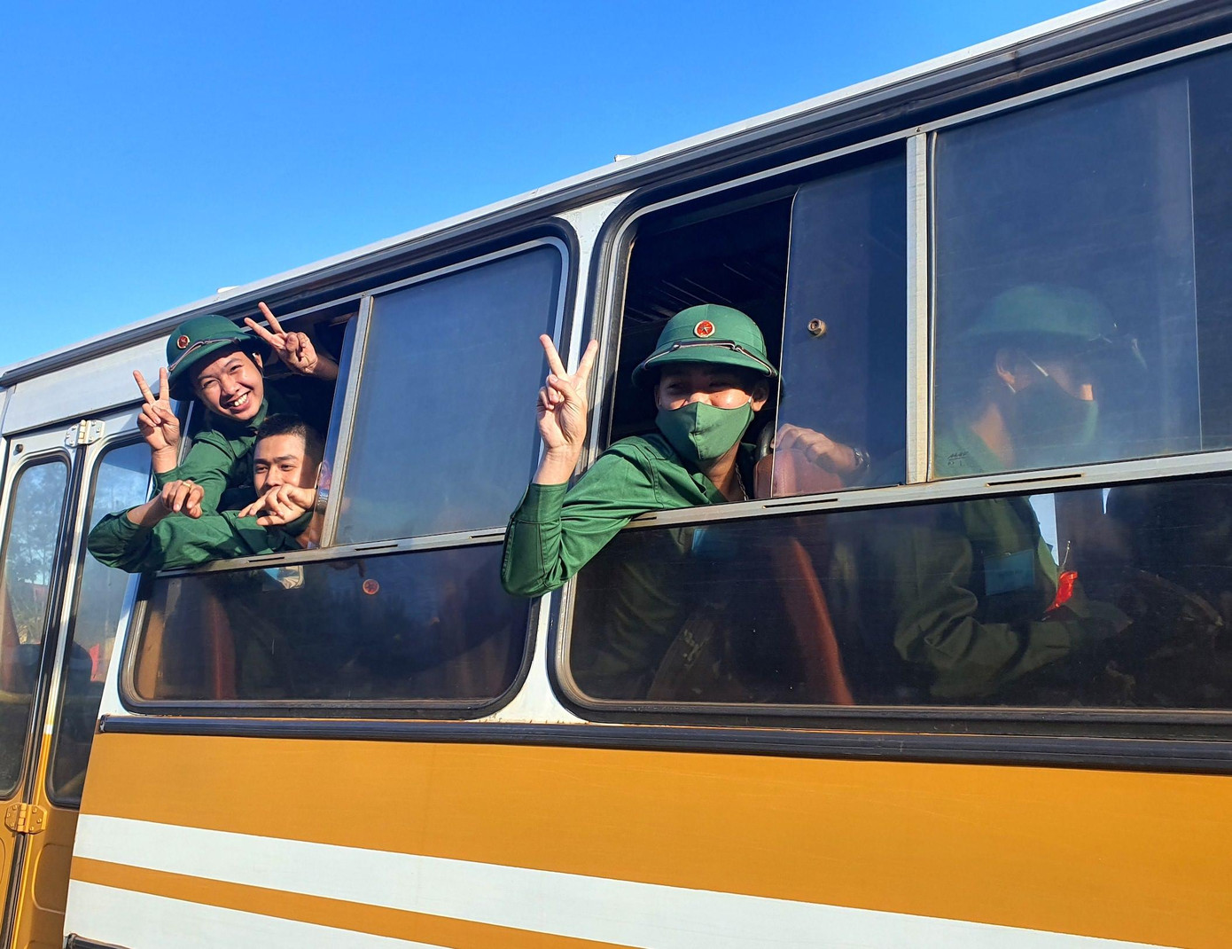 Các thanh niên Gia Lai phấn khởi lên đường nhập ngũ để được rèn luyện trong môi trường quân đội kỷ luật, nghiêm túc