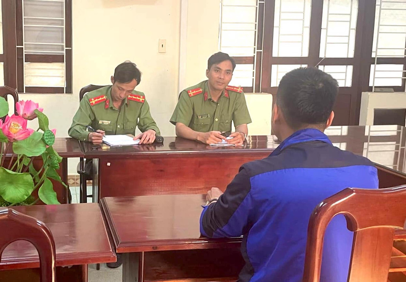 Cán bộ Phòng An ninh chính trị nội bộ làm việc với C