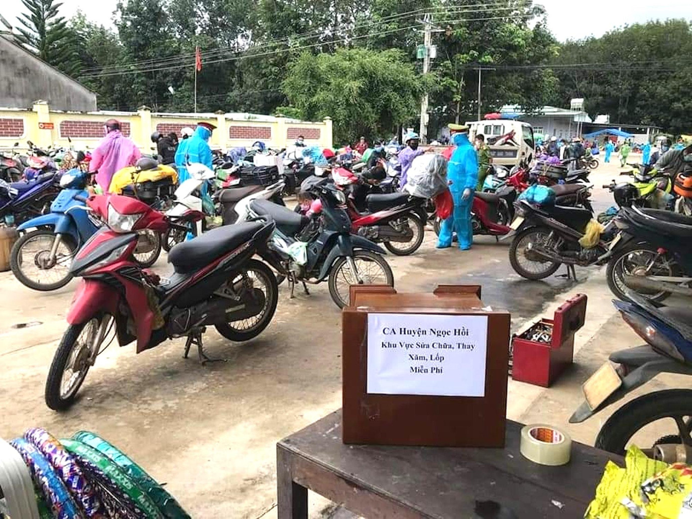 Những ngày này, hình ảnh các chiến sĩ Công an huyện Ngọc Hồi, Kon Tum được chia sẻ khắp mạng xã hội Facebook cùng bình luận xúc động. Các chiến sĩ mặc áo bảo hộ sửa xe máy giúp người dân phía Nam về quê qua địa bàn.