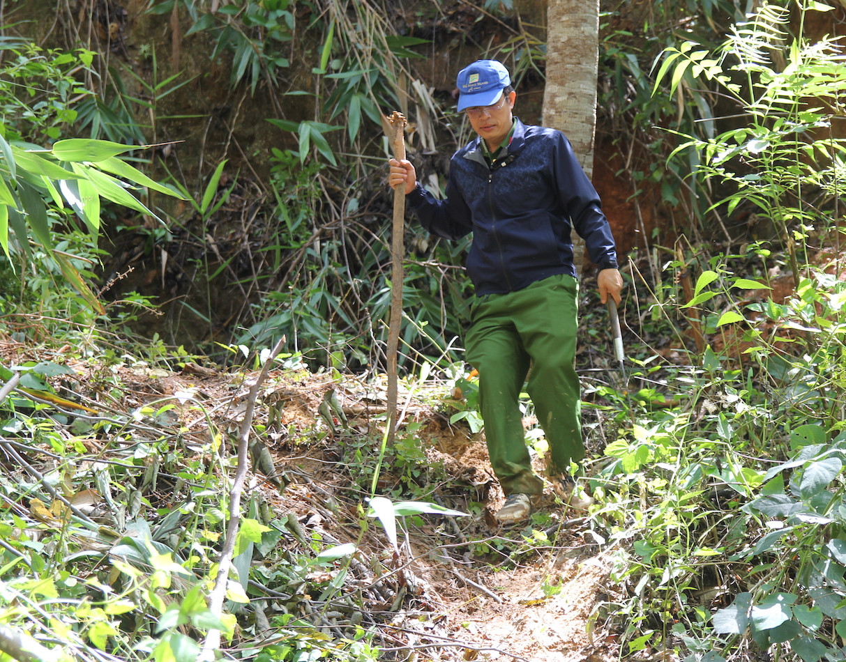 Để tiếp cận hiện trường phải vượt đường núi hiểm trở, đi bộ gần 10 cây số. Cuộc truy quét diễn ra 6h hôm qua 24/5.