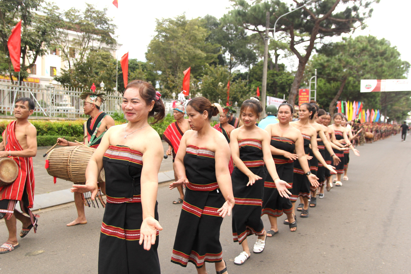 Dịp này Kon Tum có 45 nghệ nhân dân tộc Bahnar và Giẻ Triêng với trang phục đầy ấn tượng.