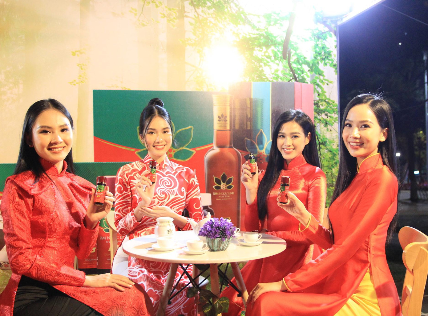 Hoa hậu Đỗ Thị Hà (thứ 2 từ phải sang), Á hậu Phương Anh (thứ 3 từ phải sang) cùng các người đẹp Phạm Thị Phương Quỳnh (ngoài cùng bên phải) và Huỳnh Nguyễn Mai Phương tại gian hàng của sâm Ngọc Linh Kon Tum K5 (Công ty Cổ phần sâm Ngọc Linh Kon Tum)