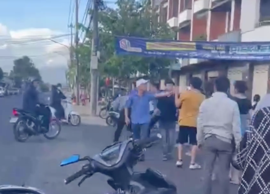 Clip người dân ghi lại cho thấy nhân viên nhà xe Anh Phát có thái độ hung hăng Clip người dân ghi lại cho thấy nhân viên nhà xe Anh Phát có thái độ hung hăng