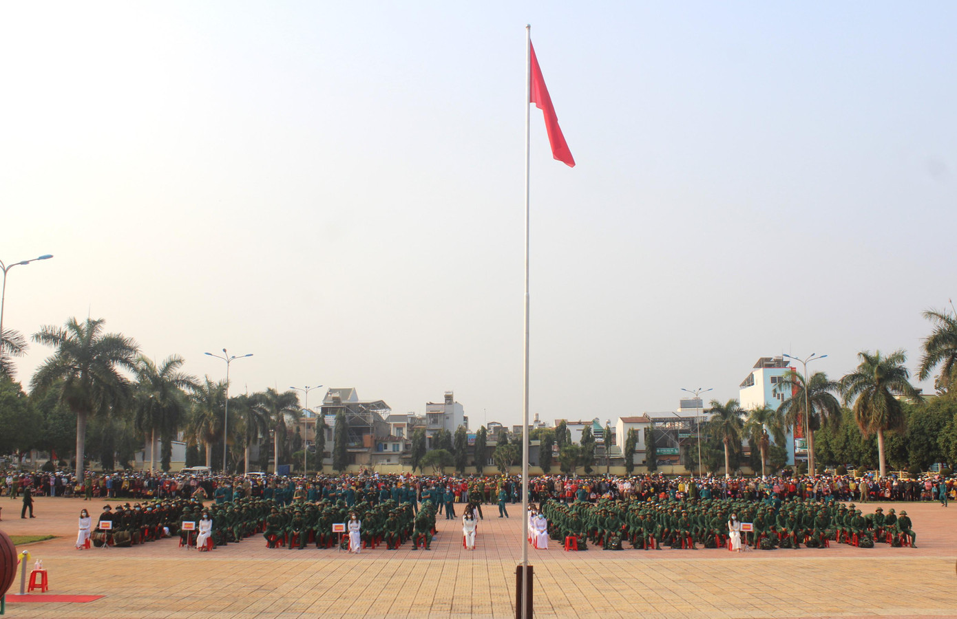 Tại Đắk Lắk, các địa phương trong toàn tỉnh đã đồng loạt tổ chức lễ giao nhận quân năm 2022 chu đáo, trang nghiêm. Năm nay, toàn tỉnh có 2.977 công dân lên đường thực hiện nghĩa vụ quân sự và nghĩa vụ công an nhân dân. Do chủ động làm tốt các bước trong công tác tuyển chọn, nên chất lượng thanh niên nhập ngũ năm nay của tỉnh được nâng cao. Trong số 2.500 công dân thực hiện nghĩa vụ quân sự có 3 công dân là đảng viên, 72 công dân có trình độ đại học, cao đẳng, trung cấp. Buổi lễ diễn ra trong không khí trang nghiêm đầy xúc động, những người mẹ, người chị, người bạn bịn rịn nói lời động viên, dặn dò con em lên đường, cố gắng rèn luyện bản thân, hoàn thành nhiệm vụ của mình.