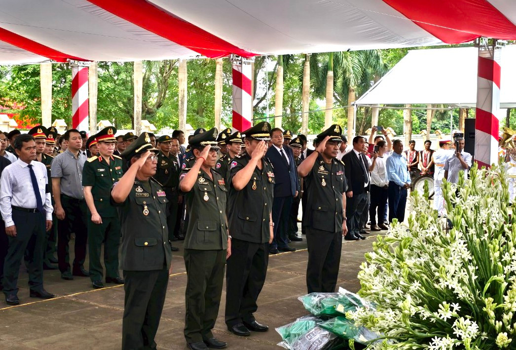 Đoàn đại biểu Campuchia dâng hương viếng các liệt sĩ Đoàn đại biểu Campuchia dâng hương viếng các liệt sĩ