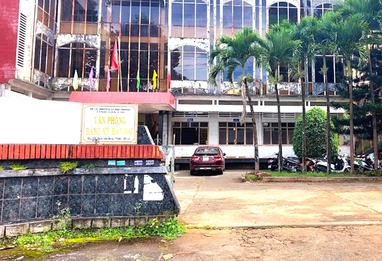 Văn phòng Đăng ký đất đai tỉnh Gia Lai, nơi ông Phú từng làm việc. Văn phòng Đăng ký đất đai tỉnh Gia Lai, nơi ông Phú từng làm việc.