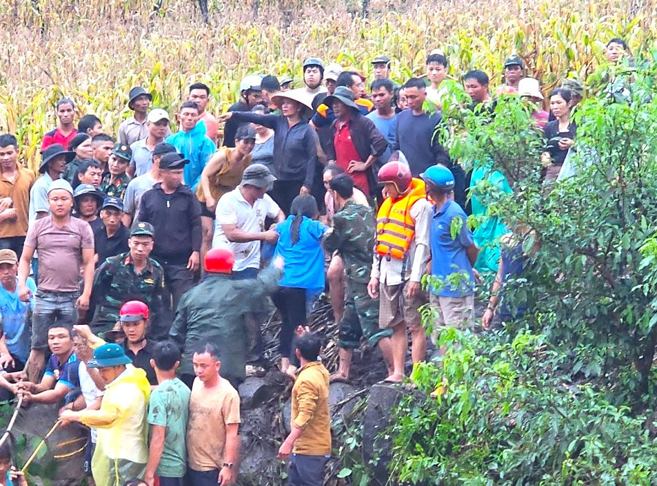 Lực lượng chức năng chăng dây để cứu các em nhỏ mắc kẹt. Lực lượng chức năng chăng dây để cứu các em nhỏ mắc kẹt.