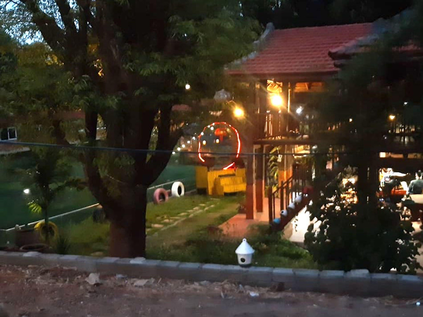 19h ngày 9/5, lực lượng chức năng vẫn đang thực hiện nhiệm vụ. 19h ngày 9/5, lực lượng chức năng vẫn đang thực hiện nhiệm vụ.