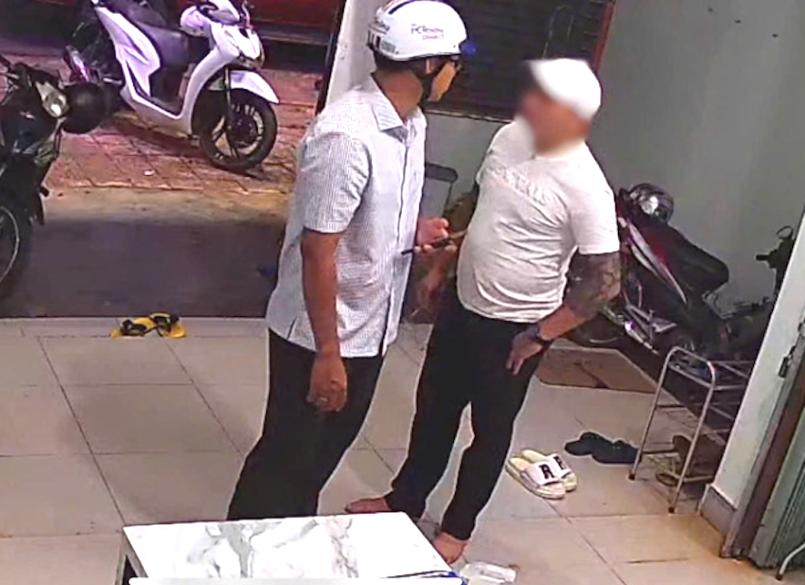 Đối tượng Thi (bên phải) Đối tượng Thi (bên phải)