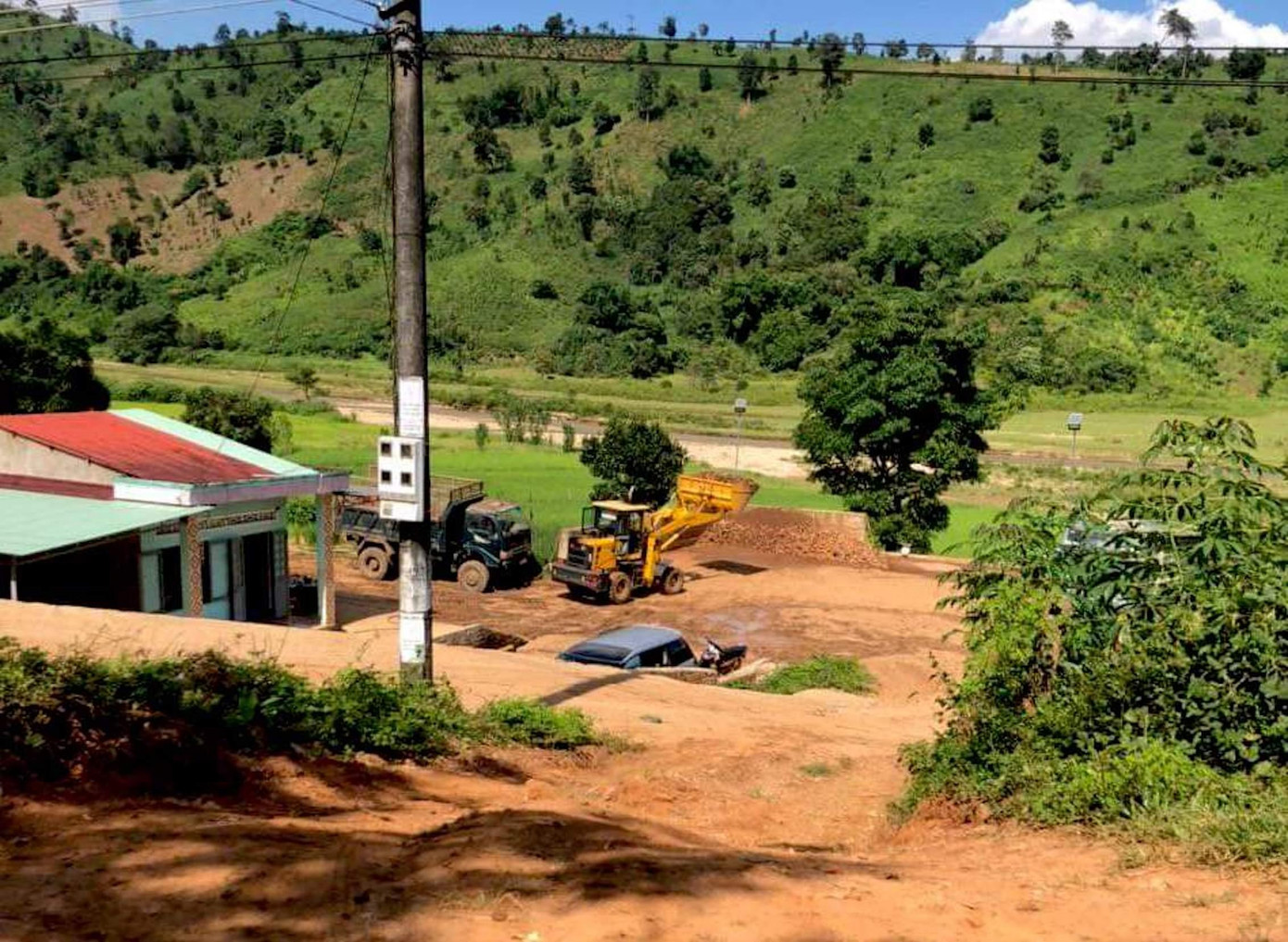 Một trạm cân trái phép ở tỉnh lộ 678 đến thời điểm này vẫn hoạt động Một trạm cân trái phép ở tỉnh lộ 678 đến thời điểm này vẫn hoạt động