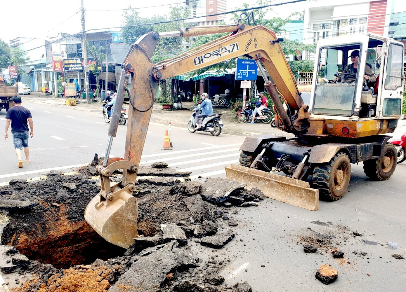 Lực lượng chức năng tiến hành sửa chữa đường Lực lượng chức năng tiến hành sửa chữa đường