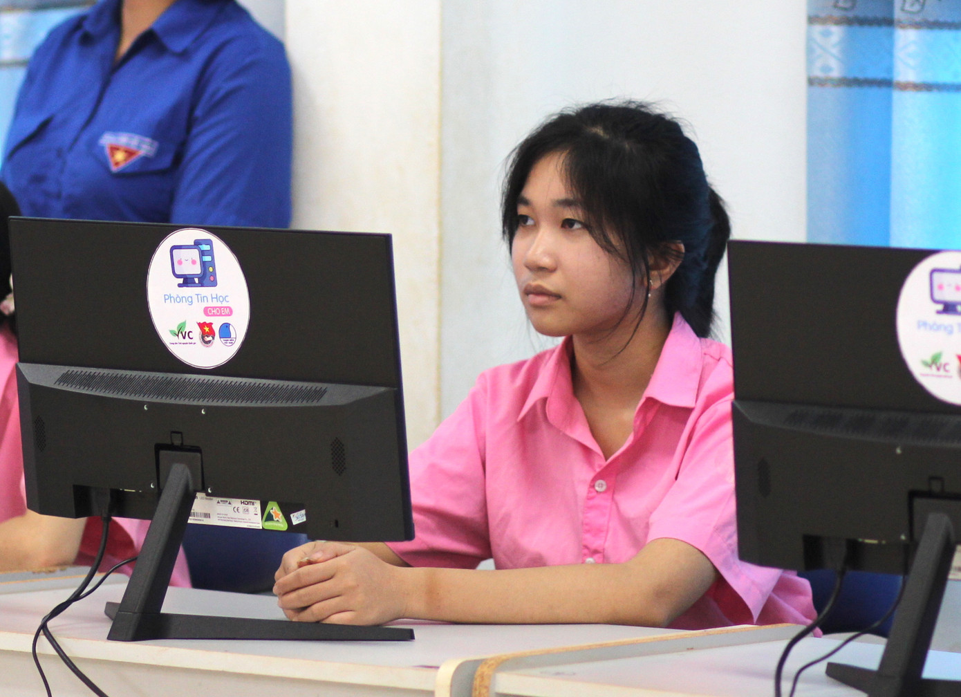 Các em học sinh sử dụng máy tính mới