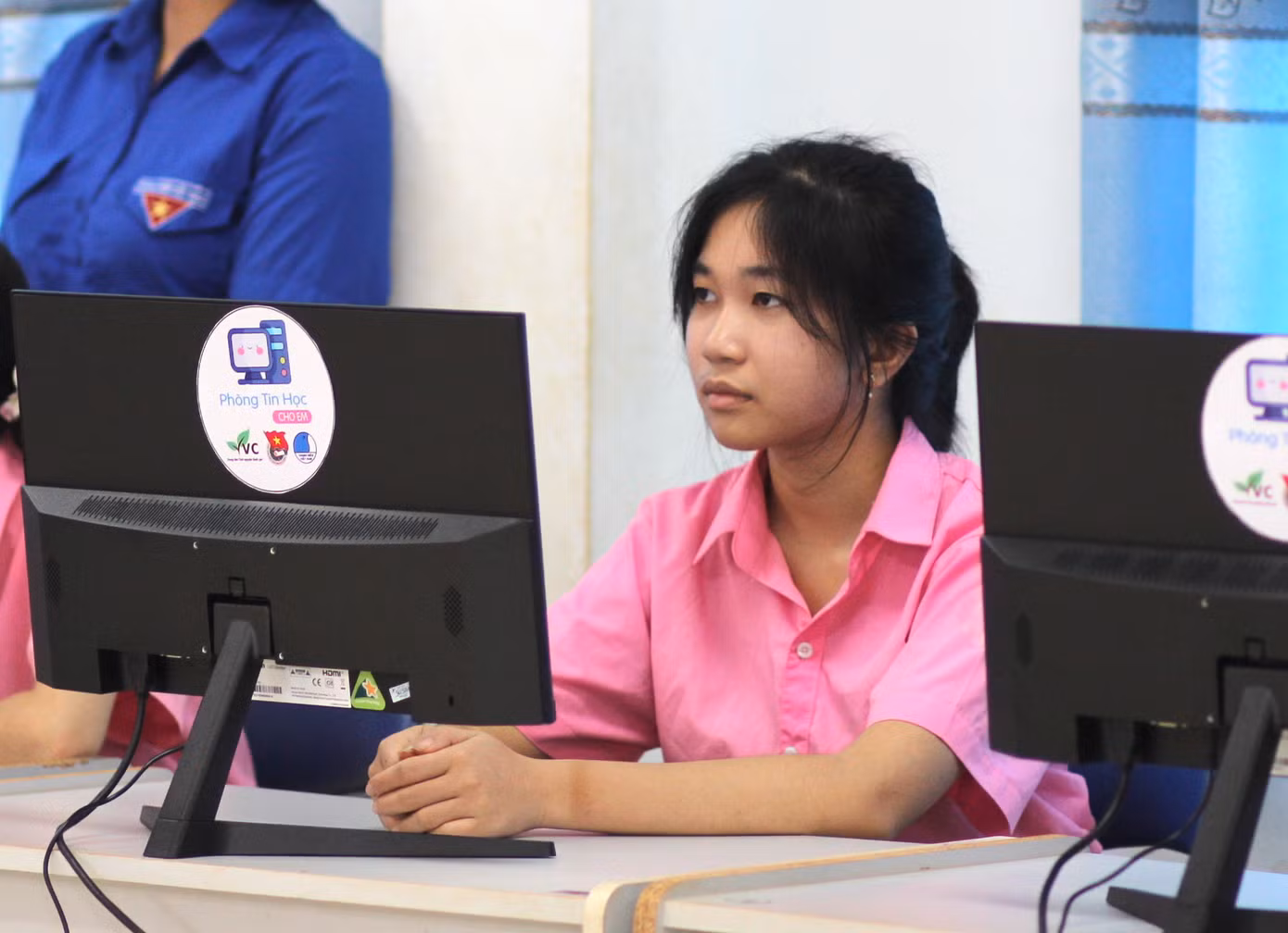 Các em học sinh sử dụng máy tính mới