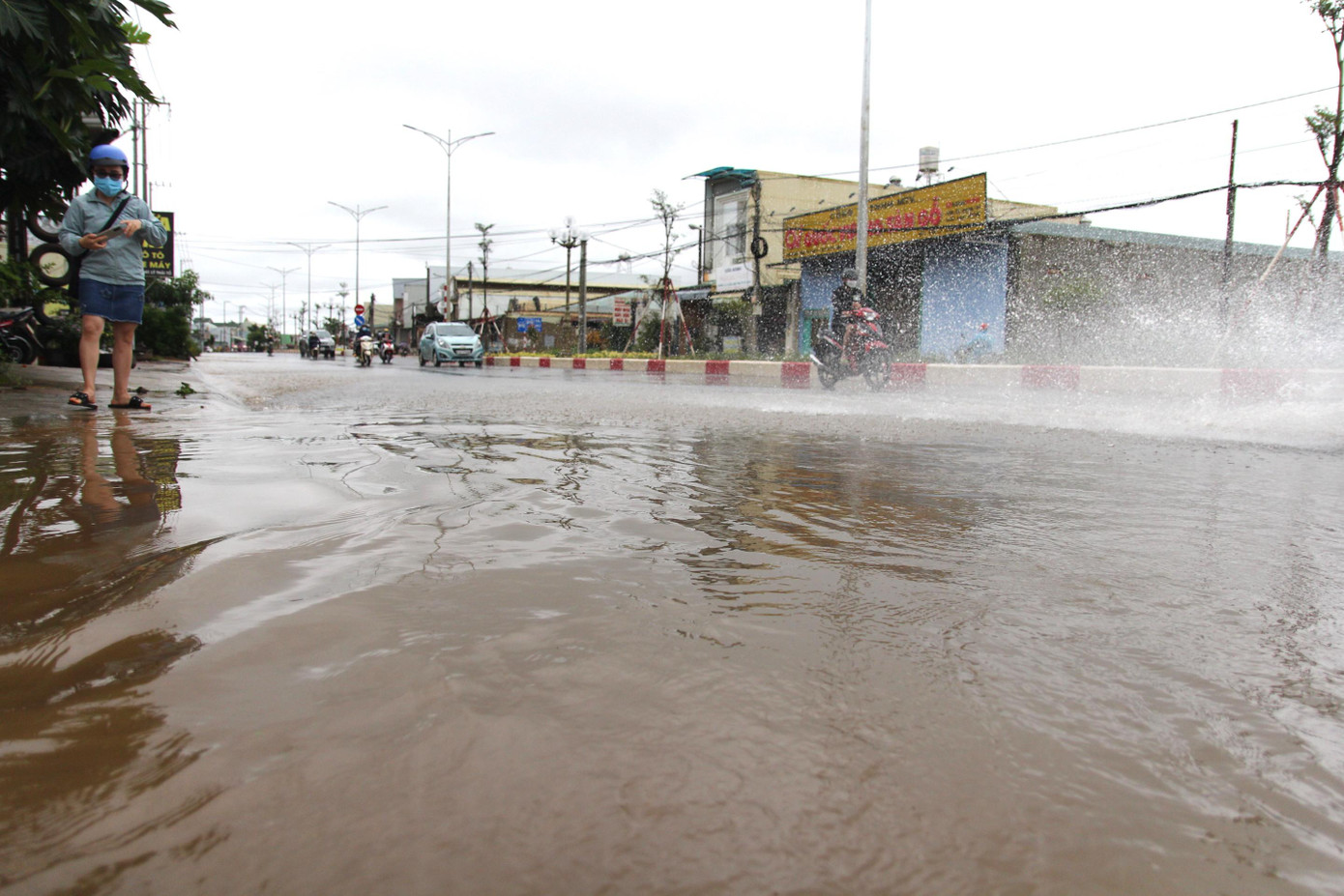 Nước chảy ngập một số nơi ở đường Lý Thái Tổ khiến việc đi lại của các phương tiện giao thông gặp nhiều khó khăn.