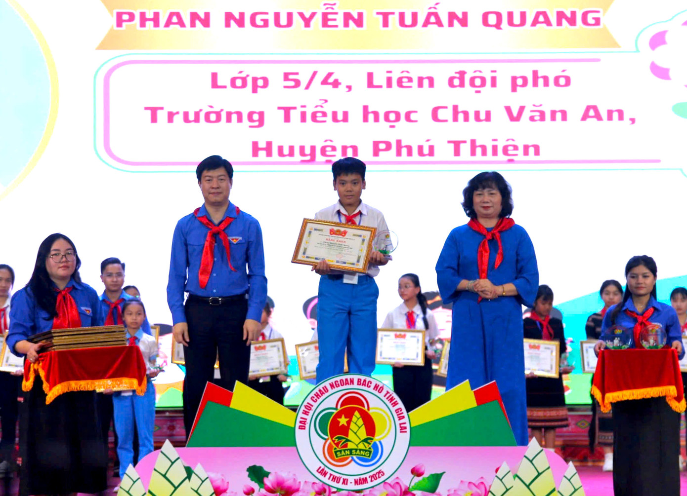 Anh Lê Hải Long (bên trái) và bà Phạm Thị Tố Hải tặng bằng khen của Ban Chấp hành Tỉnh Đoàn cho đội viên tiêu biểu Anh Lê Hải Long (bên trái) và bà Phạm Thị Tố Hải tặng bằng khen của Ban Chấp hành Tỉnh Đoàn cho đội viên tiêu biểu