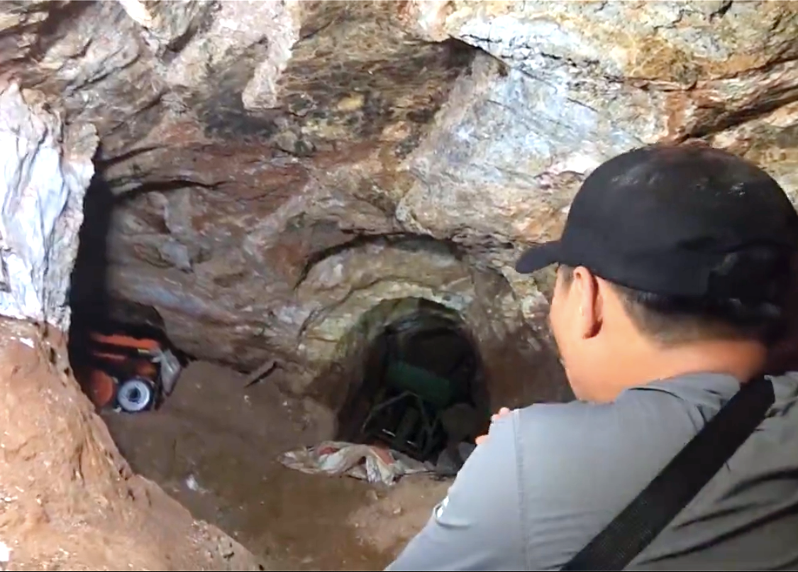 Máy móc, các vật dụng còn tại hiện trường khi lực lượng Công an tỉnh Gia Lai ập vào truy quét. Máy móc, các vật dụng còn tại hiện trường khi lực lượng Công an tỉnh Gia Lai ập vào truy quét.