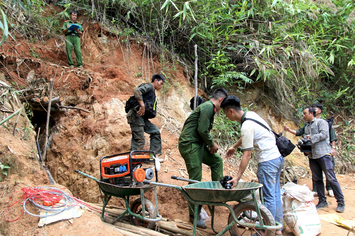 Cửa chính "địa đạo" khai thác vàng trái phép Cửa chính "địa đạo" khai thác vàng trái phép