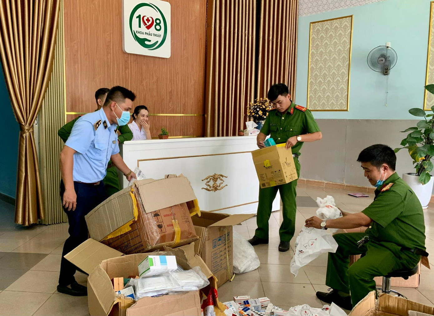 Lực lượng chức năng kiểm tra Viện thẩm mỹ 108, cơ sở Gia Lai. Lực lượng chức năng kiểm tra Viện thẩm mỹ 108, cơ sở Gia Lai.