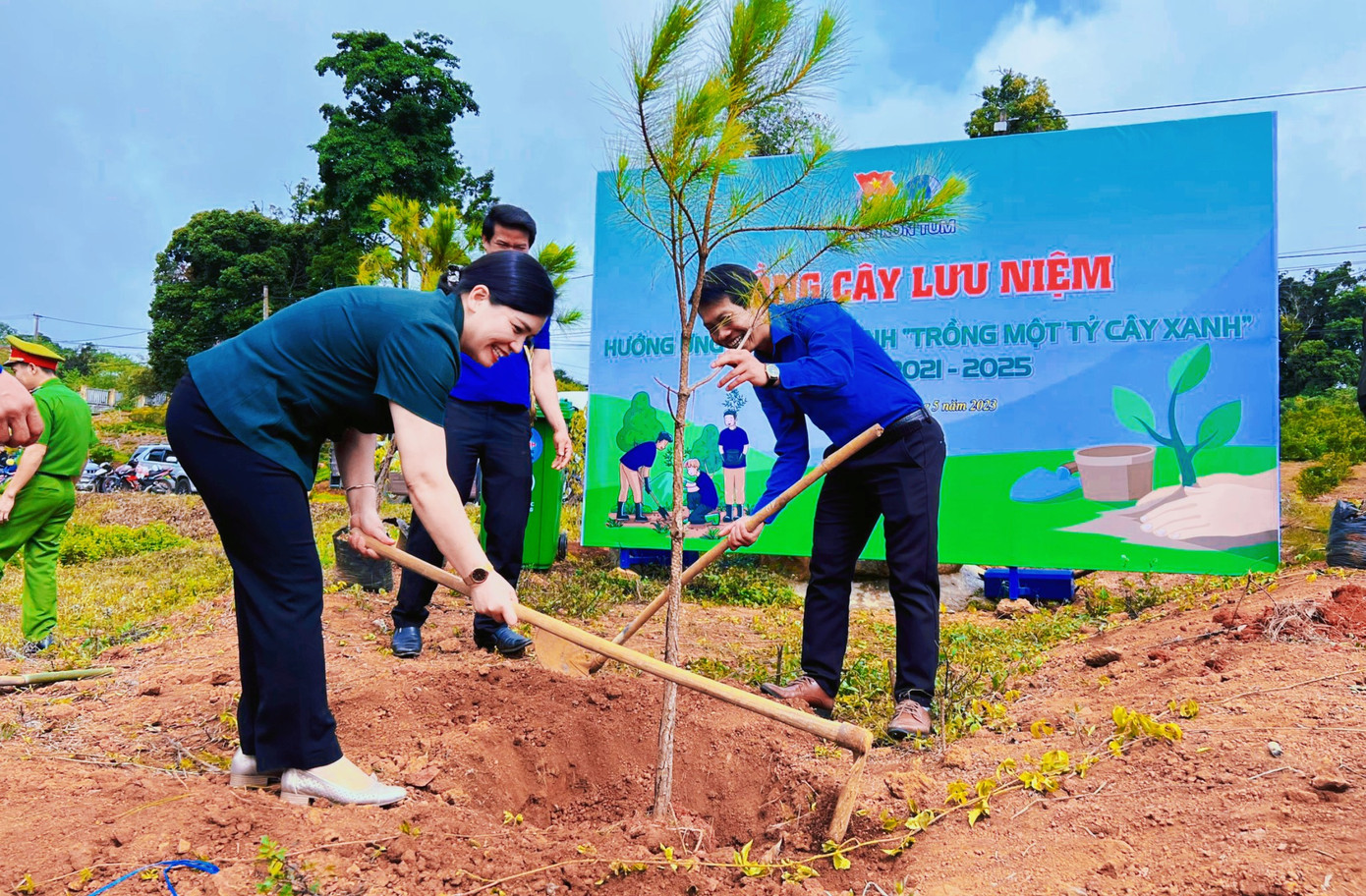 Bà Y Ngọc - Phó Chủ tịch UBND tỉnh và anh A Xây trồng cây tại lễ ra quân Bà Y Ngọc - Phó Chủ tịch UBND tỉnh và anh A Xây trồng cây tại lễ ra quân