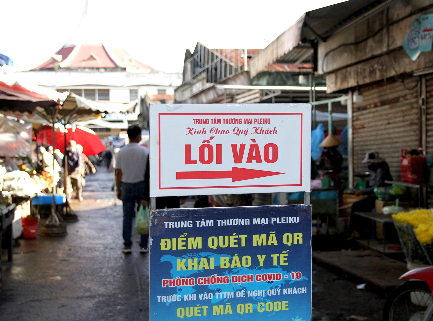 Các chợ ở thành phố Pleiku vẫn được hoạt động để cung cấp thực phẩm cho người dân. Cũng trong sáng nay Chủ tịch UBND TP. Pleiku Nguyễn Hữu Quế một mình đi thị sát các điểm chợ quanh thành phố này xem công tác phòng chống dịch của lực lượng chức năng, cùng với đó nhắc nhở một số tiểu thương bán hàng đảm bảo đúng quy định. Trao đổi với PV Tiền Phong, ông đánh giá, lực lượng chức năng và bà con cơ bản chấp hành tốt việc phòng chống dịch theo Chỉ thị 16. Vị này lưu ý bà con cần yên tâm chống dịch, không hoang mang về thực phẩm, bởi hiện các mặt hàng thiết yếu của thành phố đủ để tự cung, tự cấp, đáp ứng đủ nhu cầu của người dân. Không những thế, thành phố đã chuẩn bị các phương để phân phối, lưu thông hàng hóa với các kênh đã liên kết. “Ngay chiều qua, khi UBND tỉnh ban hành công điện phòng chống dịch theo Chỉ thị 16, thành phố đã triển khai họp với các cấp trực thuộc để xem còn vướng mắc gì, rồi bàn giải pháp tháo gỡ. Trước đó thành phố cũng đã triển khai một lần chống dịch theo Chỉ thị 16 nên lần này công tác triển khai cũng nhuần nhuyễn hơn”, ông Quế chia sẻ.