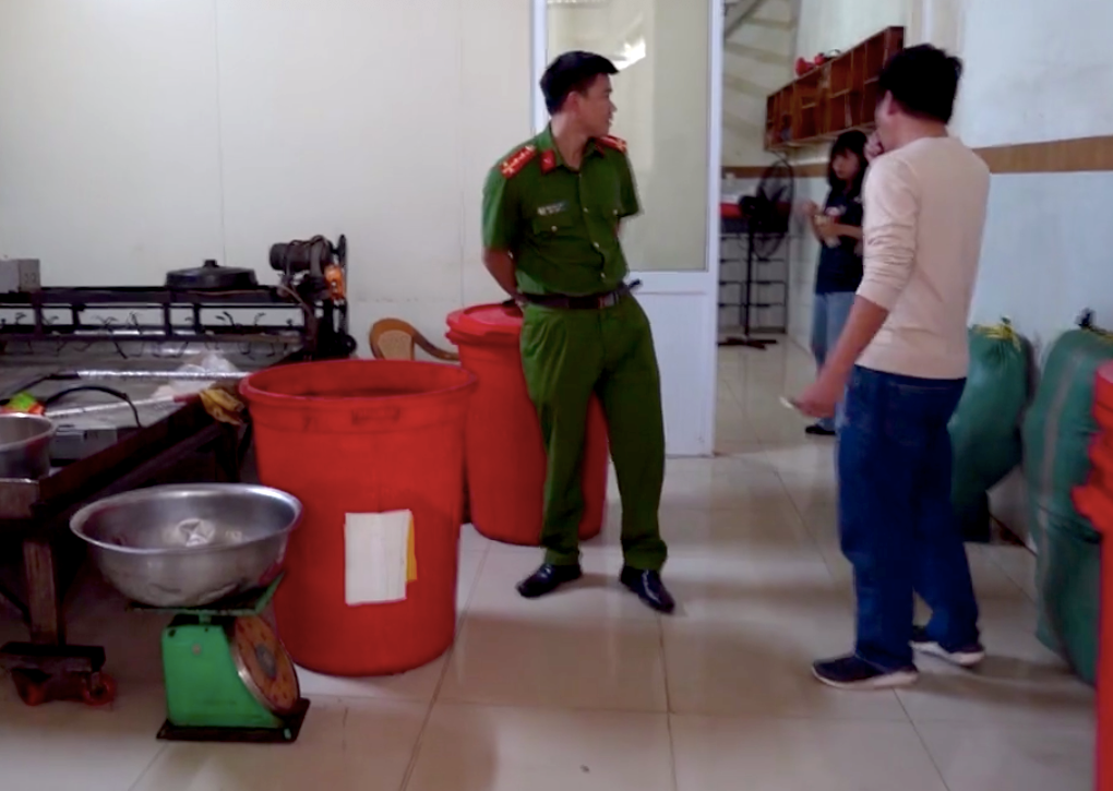 Công an kiểm tra cơ sở pha trộn, sản xuất cà phê của Vũ Công an kiểm tra cơ sở pha trộn, sản xuất cà phê của Vũ
