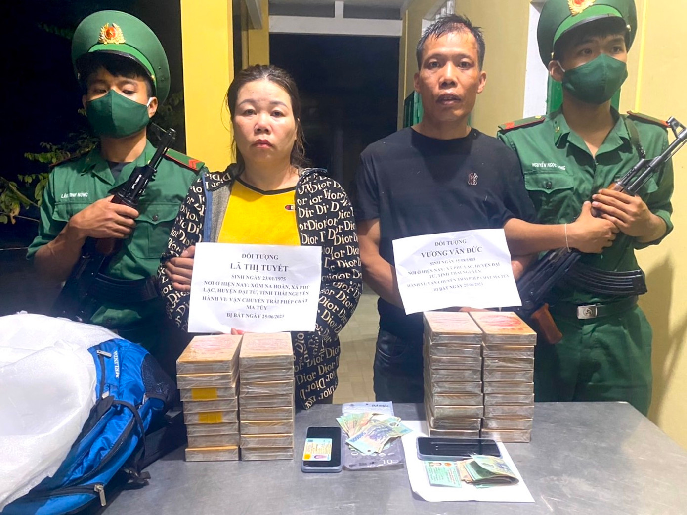 Hai đối tượng Tuyết và Đức cùng tang vật bị thu giữ Hai đối tượng Tuyết và Đức cùng tang vật bị thu giữ