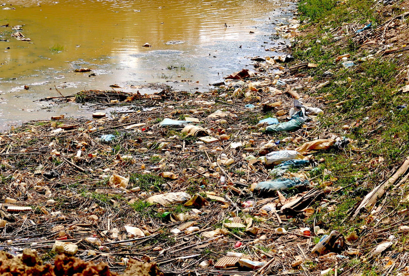 Rác thải ở hồ Than Thở cùng với bụi đất khiến ai đi qua khu vực này cũng phải bịt miệng, nheo mắt.