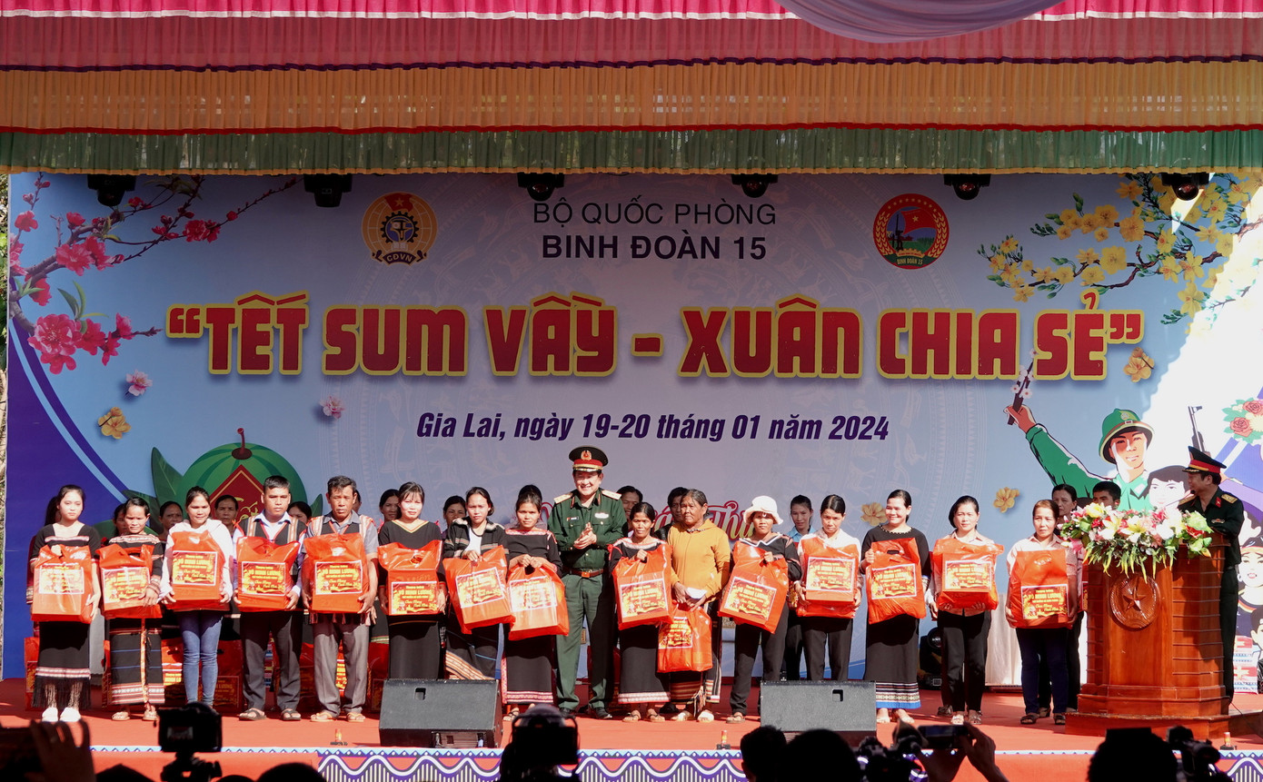 Tại chương trình, Thượng tướng Võ Minh Lương đã gửi lời thăm hỏi, chúc Tết, trao 3.000 suất quà cho cán bộ, người lao động Binh đoàn 15 và bà con đồng bào các dân tộc trên vùng biên giới hoàn cảnh khó khăn. Dịp này, Ban Công đoàn Quốc phòng, Binh đoàn 15, các doanh nghiệp trong và ngoài quân đội đã trao tặng hơn 15.000 suất quà tặng với tổng giá trị hơn 10 tỷ đồng cho các gia đình chiến sỹ, người lao động, người dân khó khăn...vùng biên giới của hai tỉnh Gia Lai, Kon Tum. Tại chương trình, Thượng tướng Võ Minh Lương đã gửi lời thăm hỏi, chúc Tết, trao 3.000 suất quà cho cán bộ, người lao động Binh đoàn 15 và bà con đồng bào các dân tộc trên vùng biên giới hoàn cảnh khó khăn. Dịp này, Ban Công đoàn Quốc phòng, Binh đoàn 15, các doanh nghiệp trong và ngoài quân đội đã trao tặng hơn 15.000 suất quà tặng với tổng giá trị hơn 10 tỷ đồng cho các gia đình chiến sỹ, người lao động, người dân khó khăn...vùng biên giới của hai tỉnh Gia Lai, Kon Tum.