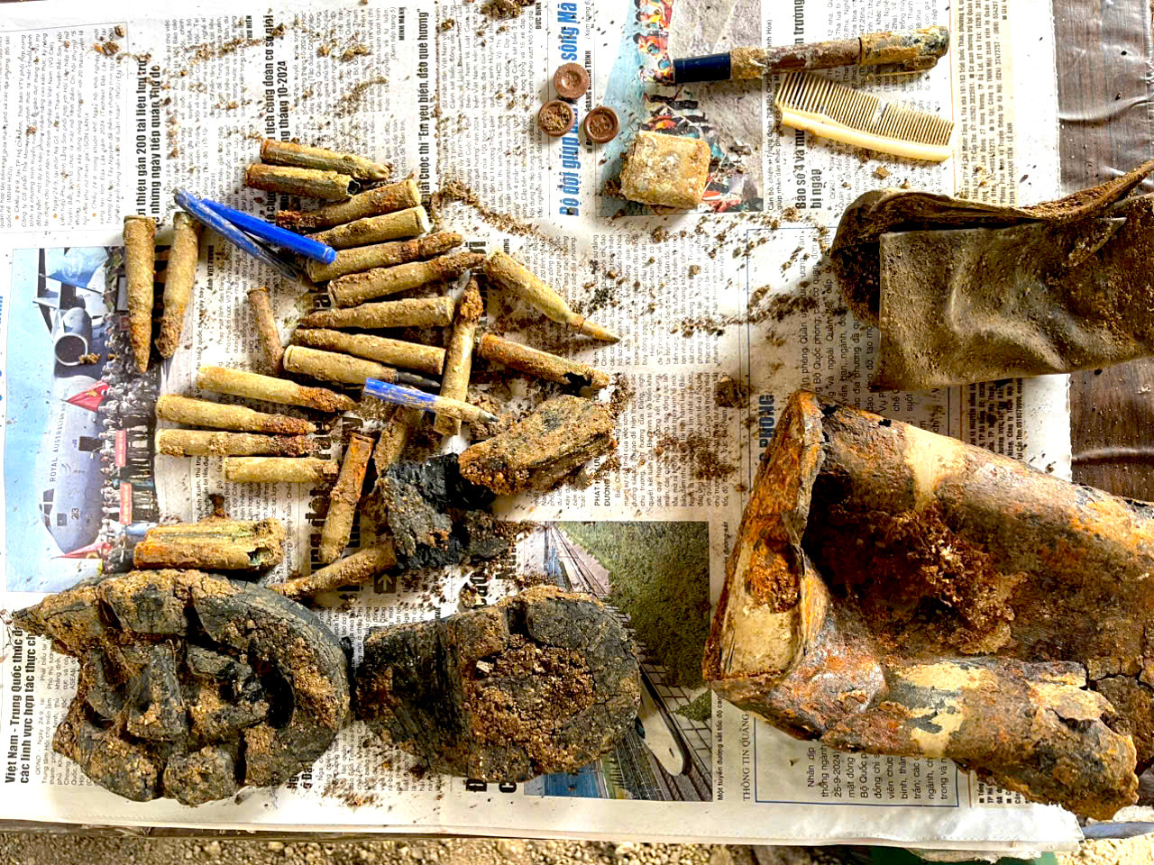 Một số di vật được tìm thấy ở mộ liệt sĩ tập thể. Một số di vật được tìm thấy ở mộ liệt sĩ tập thể.