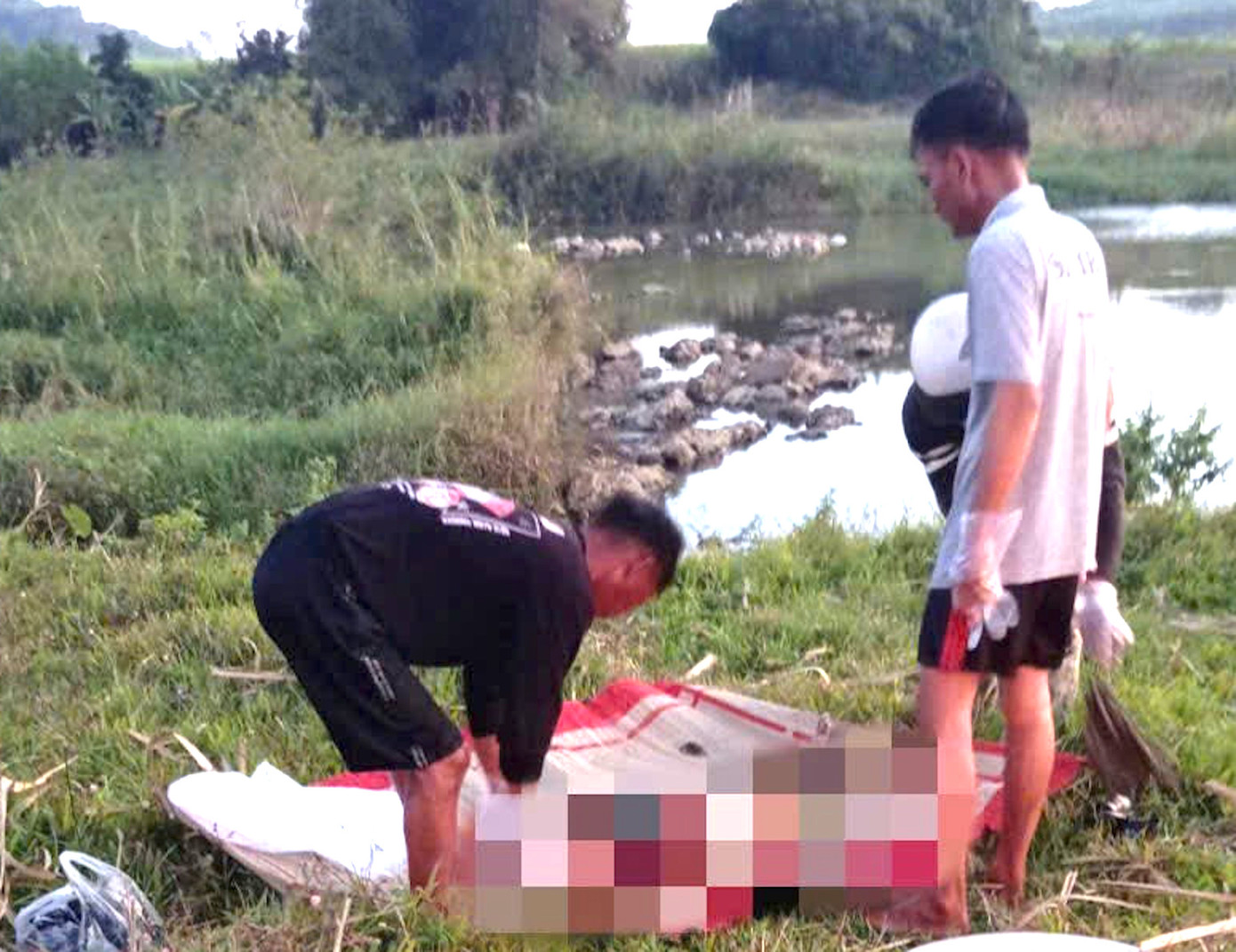 Thi thể của em Đ.V.L vừa được tìm thấy Thi thể của em Đ.V.L vừa được tìm thấy