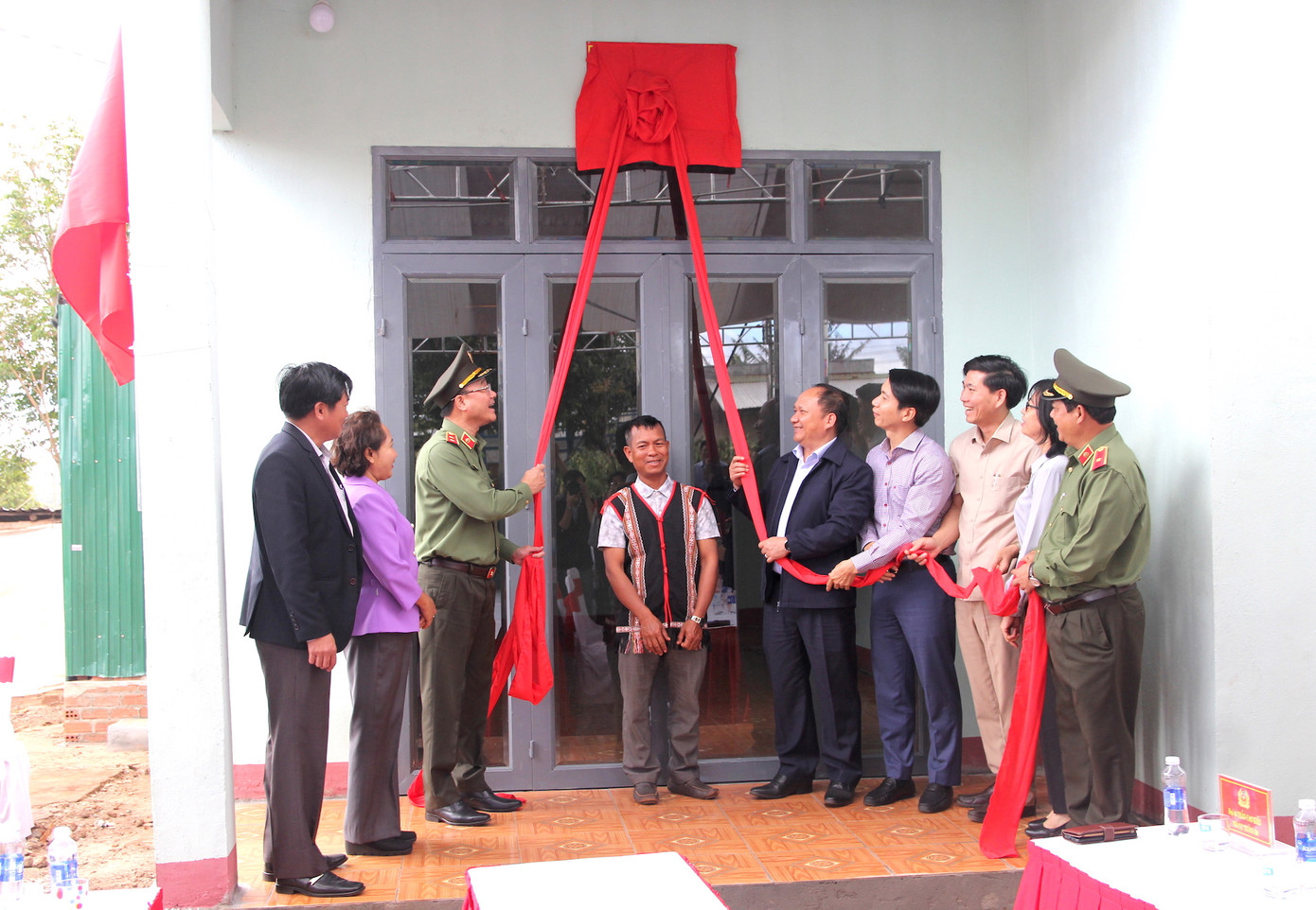 Ông Đinh Hyôn (trú làng Hrak) vui vẻ nhận căn nhà mới Ông Đinh Hyôn (trú làng Hrak) vui vẻ nhận căn nhà mới